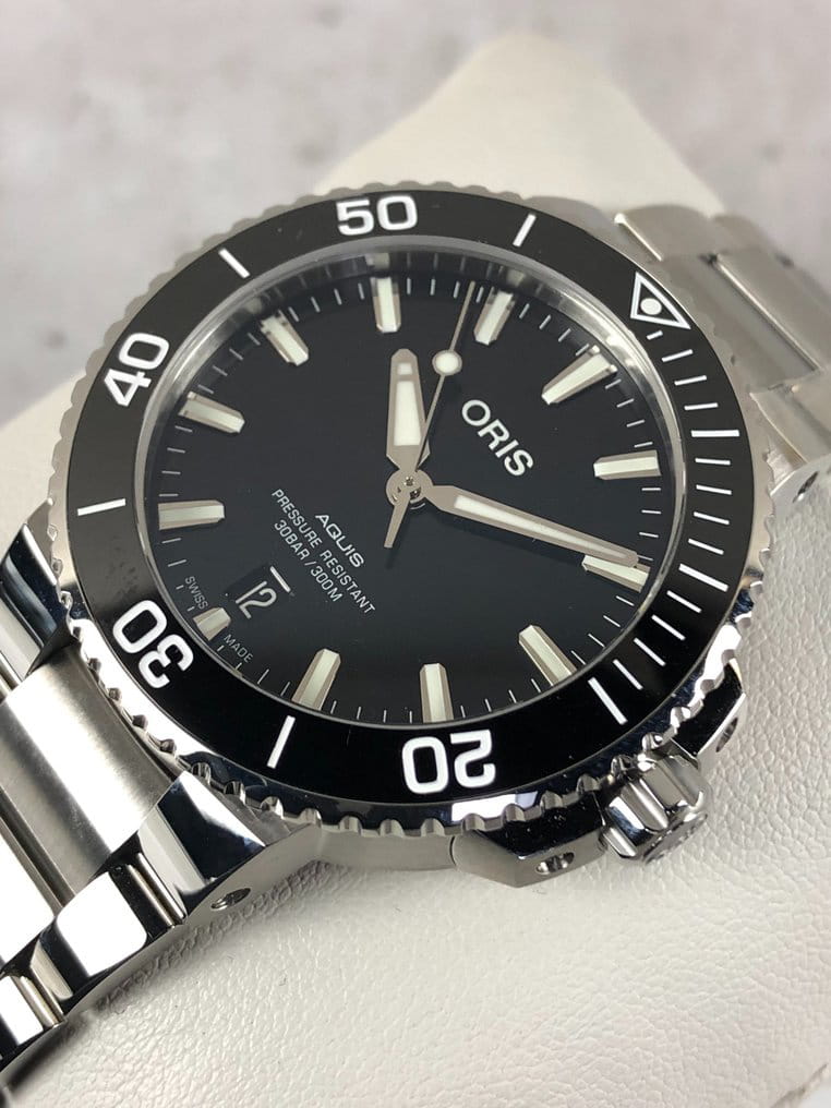 Oris Oris Aquis Date 01 733 7732 4134-07 8 21 05PEB, aquis швейцария мужские часы на браслете нержавеющая сталь боковой вид